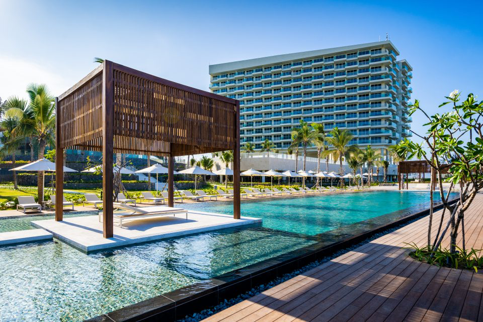 Alma Resort poolside
